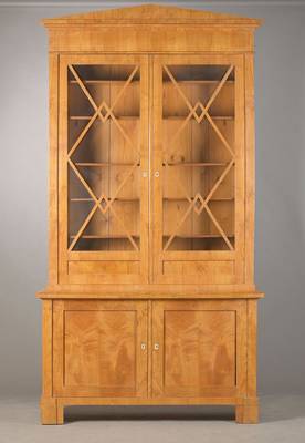 Hochbürgerliche Aufsatzvitrine, wohl Sachsen, um 1830, Birkefurnier auf Weichholzkorpus, 2-türiger Unterschrank, 2-türiger Aufsatz mit Spitzgiebel ...