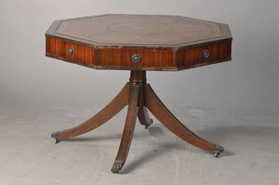 Bibliothekstisch, wohl England, um 1910/20, Mahagoni, vieleckige Tischplatte mit Leder bezogen, dieses geprägt, 4 Schubladen, 4 Blenderschübe, ...