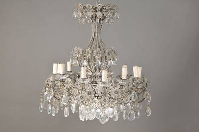 Deckenlüster, Italien, um 1910-20, 12 Brennstellen, in sich doppelt geschweift, im klassizistischen Stil, Rosettendekor in Blumenform, ...