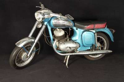 Jawa 354, Fahrgestellnummer: 109151, EZ 11/1958, 12 kW/ 16 PS, 2-Zylinder, Schaltgetriebe, blau/silber Typenhistorie: Jawa ist ein tschechischer ...