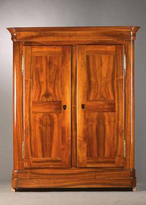 Biedermeierschrank, wohl Baden, um 1820, Nussbaum massiv, in den Türfüllungen doppelt gespiegeltes Wurzelholz, schöne Messingfitschenbänder, ...