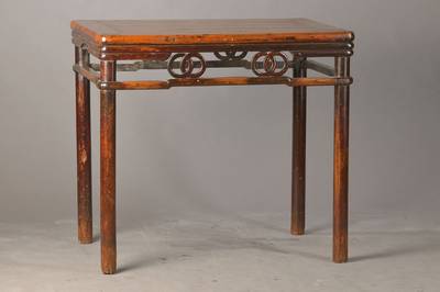 Konsoltisch, China, um 1910/20, Mahagoni, hohe Stollenbeine, sparsamer Dekor, Altersspuren u. Gebr.-Sch., schöne Patina, ca. 87x94x60 cm
