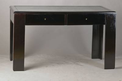 Art-Deco-Schreibtisch, wohl Frankreich, um 1920/25, Mahagoni schwarz gelackt, sehr strenge abstrakte Formgebung, 2 Zargenschübe, Plattenkante ...