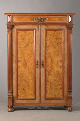 Gründerzeitvertiko, deutsch, um 1880/90, Nussbaum auf Weichholzkorpus, 2-türig u. 1- schübig, Wurelnussfüllungen, kannelierte Pilaster, Lacksch., ...