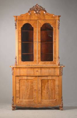 Aufsatzvitrine, wohl Sachsen, um 1860, Mahagonifurnier, 2-türiger u. 1-schübiger Unterschrank mit seltener gewölbter Form, Aufsatz 2-türig u. ...
