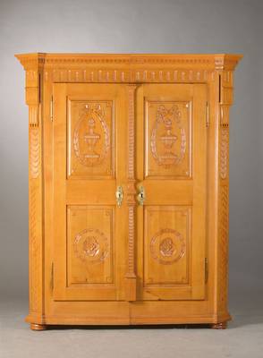 sog. Spaltschrank, wohl Freiburg, um 1770/80, Kirschbaum oder Birnbaum massiv, 2-türig, auf Rahmen gearbeitet, Türfüllungen mit Medaillonartiger ...