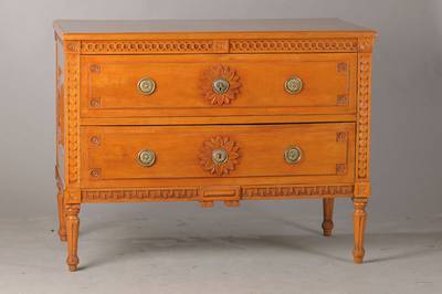 Kommode, süddeutsch, um 1770/80, Kirschbaum massiv, 2-schübig, großes orig. asymmetrisches zentralverriegelndes Kastenschloss mit Schlüssel, ...
