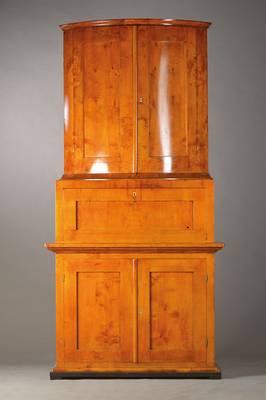 Eckschrank, norddeutsch / Dänemark um 1820/30, Birkefurnier auf Weichholzkorpus, 2-teilig, Unterteil 2-türig mit abklappbarer Klappe (kein ...