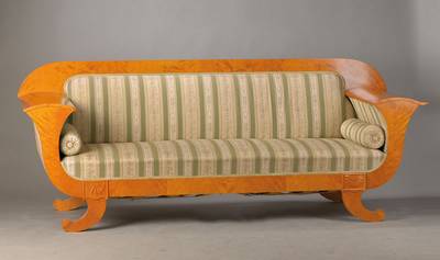 Sofa im Biedermeierstil, norddeutsch, um 1900, Birkefurnier, seitl. Handläufe in typischer abstrakter Füllhornform, Fuß mit sparsamer Verzierung, ...