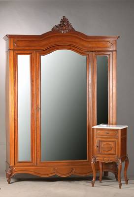 Französisches Schlafzimmer im Rokoko-Stil, um 1900/10, Edles Mahagonifurnier, Eichekorpus, bestehend aus Kleiderschrank, 2-türig, Front 3-gliedrig ...