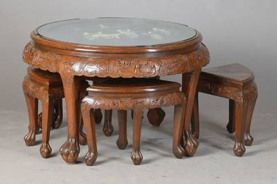 Asiatische Tischgruppe mit Perlmuteinlage, 2.H.20.Jh., Schwarzlack, 4 kleine Hocker, Tisch mit Glasplatte, Gebr.-Sp., H. ca. 55 cm, D. ca. 86 cm
