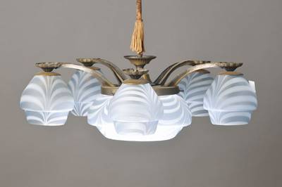 Art-Deco-Deckenlampe, wohl Frankreich, um 1930, Messinggestell, 5 gerippte geätzte Glasschirme, 4 Brennstellen, H. ca. 106 cm, D. ca. 60 cm, ...