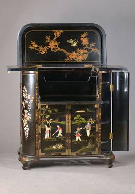 Barschrank, China, neuzeitlich, Schwarzlack mit Speckstein- u. Beinapplikationen, Platte auf- u. abklappbar, Innenleben für Flaschen, abgerundete ...