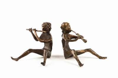 Gustav Nonnenmacher, 1914-2012 Worms, Flötenspieler, 2 Bronzefiguren, sign., mit Gussstempel am Boden, H. je ca. 8,5 cm
