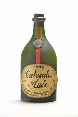 1 Flasche 1933 Calvados Anee, ca. 40 % Vol., ca. 70 cl, Abstand zwischen Kapsel und Calvados: ca. 2,7 cm, unverkostet, Etikett l. besch., mit ...