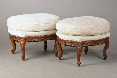 Hocker, sog. Tabouret, Frankreich, um 1850/60, Nussbaum, allseitig geschweifte Beine, Zarge aufwendig umlaufend geschnitzt, üppig gepolstert, ...