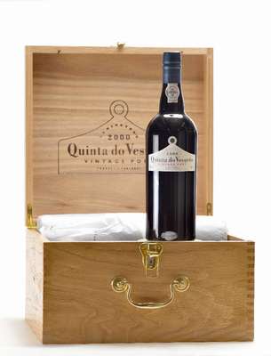 6 Flaschen 2000 Symington's Quinta do Vesuvio Vintage Port, je ca. 75 cl, 20% Vol., Füllstände: je ca. into neck, unverkostet, sehr gute ...