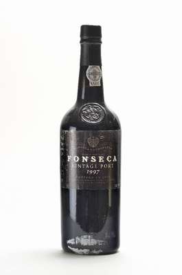 6 Flaschen 1997 Fonseca Vintage Port, je ca. 75 cl., 20,5 % Vol., unverkostet, im Originalkarton, Etiketten teilw. beschmutzt, 1999 in die Flasche ...