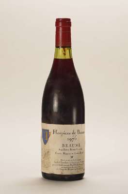 2 Flaschen 1976 Hospices de Beaune Cuvee Huhues et Louis Betault, Premier Cru, je ca. 73 cl, unverkostet, Abstände zwischen Kapseln und Wein: 3,8 ...
