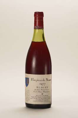 2 Flaschen 1977 Hospices de Beaune Cuvee Dames-Hospitalieres, je ca. 75 cl, Abstände zwischen Kapseln und Wein: 3,4 cm und 2,2 cm, selten im ...