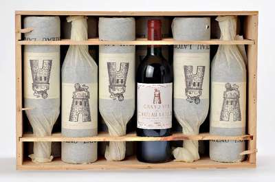12 Flaschen 1993 Chateau Latour, Pauillac, je ca. 75 cl, Füllstände: je top shoulder und besser, unverkostet, in der Originalholzkiste, in dieser ...
