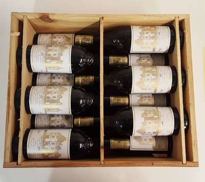 12 Flaschen 1993 Chateau Haut-Brion, Pessac-Leognan, Premier Grand Cru Classe, je ca. 75 cl, unverkostet, Abstände zwischen Kapseln undWein: je ca. ...