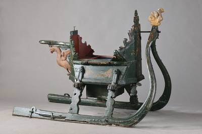 Kinderschlitten, Russland, um 1840-60, Buche und Eiche mit schmiedeeisernen Monturen, bunte Fassung z.T. erneuert, Alters- und Gebr.-spuren, ca. ...