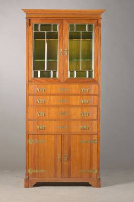 Vielzweckschrank, Jugendstil, um 1900, Mahagonifurnier, mit geschliffenen Glaseinsätzen, Schübe und Türen, große Messingbeschläge, leichte ...