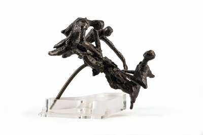 unbekannter zeitgenössischer Künstler, drei Figuren, Bronzeskulptur, Plexiglassockel in Form eines Flügels, unsigniert, H. ca. 16cm