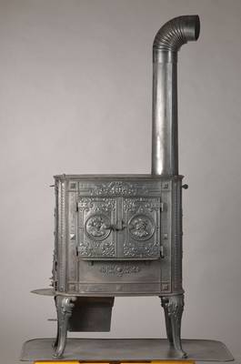 Ofen, wohl Frankreich, um 1870/80, Gußeisern, historisierender Dekor, 4 geschweifte Beine , mit Ofenrohr, Alters- u. Gebr.-Sp., Funktio n nicht ...