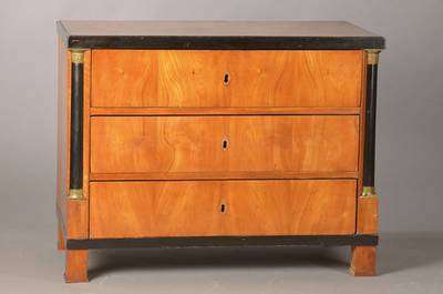 Biedermeierkommode, deutsch, um 1820/30, Kirschbaumfurnier auf Weichholzkorpus, 3-schübig, abgeschrägte Ecken mit geschwärzte Halbsäulen, orig. ...
