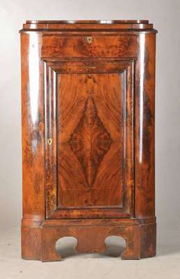 Eckschrank, Norddeutsch, um 1850/60, Pyramidenamahagonifurnier auf Weichholzkorpus, 1- türig u. 1-schübig, vielfach profilierte u. verkröpfte ...