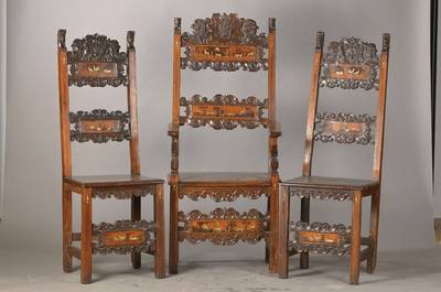 Musealer Armlehnstuhl mit 2 Stühlen, wohl Niederlande, um 1700, Nussbaum massiv, geschnitztes Zargen- u. Rückenbrett ,Sitzfläche u. Rückenbrett ...