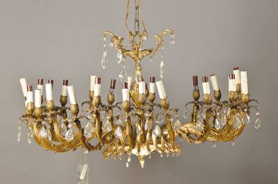Prunkvoller Deckenleuchter, deutsch, 2.H.20.Jh., schwere Messingmontur, 24 Brennstellen, im Akanthusblattdekor, üppig, geschliffener Glasbehang, ...