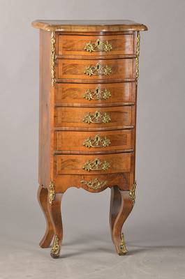Kleine Schubladenkommode, sog. Chiffonière, im Dresdner Barockstil, um 1870, Nussbaumfurnier auf Eichekorpus, 6-schübig, stiltypisch mit ...