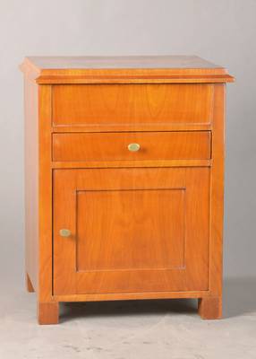 Waschkommode, deutsch, um 1820, Kirschbaum furnier gespiegelt auf Weichholzkorpus, Biedermeier, abfallendes Kantprofil, aufklappbare Platte, ...