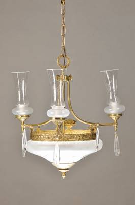Franz. Deckenlampe, um 1930, Getriebenes Messing mit geschliffenen Dekor und Blattzierwerk, elegante 2-Flammen-Lampe mit mattierter Klarglasschale an ...