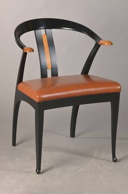 Armlehnstuhl, Italien, Giorgetti Progetti, 60er Jahre, elegant geschweiftes Holzgestellschwarz gefaßt, Sitzpolster lederbezogen, unsign., H. ca. 80 ...