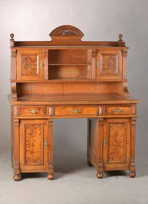 Gründerzeitschreibtisch, Herrenzimmerschreibtisch, deutsch, um 1880, Nussbaumfurnier auf Weichholzkorpus, 2-türig, 3-schübig, mit Ausziehplatte, ...