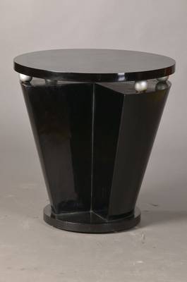 Beistelltisch in konisch verlaufenden Form, Frankreich, Art-Deco-Stil, umlaufend schwarzgefaßtes Holz, wohl Mahagoni, silberfarbene Kugelverzierung, ...