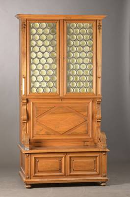Truhenschrank mit Vitrinenteil, deutsch, um 1870/80, Nussbaum furniert, Eichekonstruktion, stiltypischer Gründerzeitdekor, linke Volute besch., ...