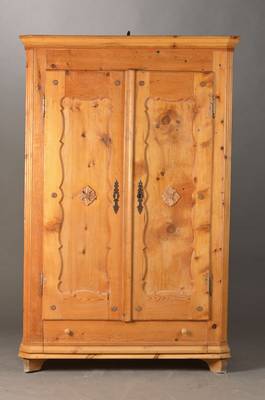 Wäscheschrank, süddeutsch, um 1840/50, Zirbenholz massiv, 2-türig, orig. Schloss mit Schlüssel, Sockelschublade durch geschlossene Türen ...