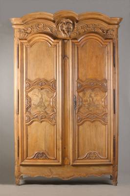Prunkvoller franz. Barockschrank, wohl Normandie, um 1750/60, Nussbaum u. Wurzelnussfurnier, 2-türig, Stollenkonstruktion durchgehend, d.h. nicht ...