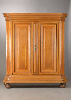 Pfälzer Barockschrank, Südpfalz, um 1770/80, Eiche massiv, 2-türig, typisch weit ausladender vielfach profilierter Hut u. Sockel, Türfüllungen ...