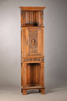 Historisierender Stollenschrank, deutsch, um 1880/90, 1-türig, Eiche massiv, geschnitzte Arabeske-Türfüllung mit nahezu vollplastischem Kopf, ...