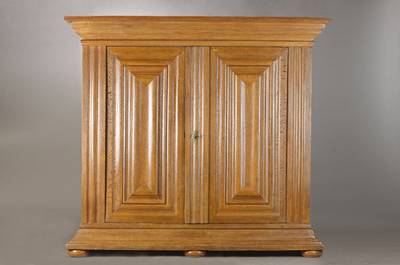 Wellenschrank, Hessen, um 1770, Eiche massiv, 2-türig, orig. Doppelzangenschloss mit Schlüssel (dieses defekt), Innen mit Stoff ausgekleidet, keine ...