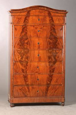 Schubladenkommode, sog. Chiffonieré, norddeutsch, um 1840/50, Mahagoni bzw. Pyramidenmahagonifurnier, Weichholzkorpus, sog. Semanieré mit 7 ...