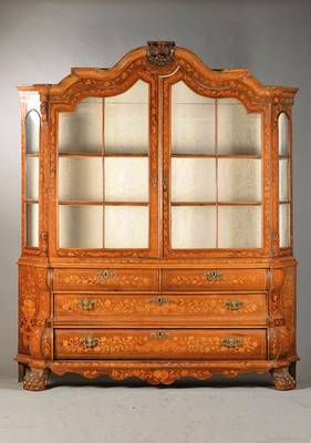 Aufsatzvitrine, Holland, um 1770, Nussbaumfurnier mit typischer Marketerie in Ahorn, Helle Marketerie auf dunklem Grund, 2-teilig, Aufsatz 2-türig ...