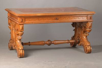 Wangenschreibtisch, deutsch, um 1880/90, reich geschnitzte Wangen, Nussbaum z.T. massiv, Eichekonstruktion, großer Zargenschub, Wangen mit ...