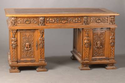 Herrenschreibtisch, deutsch, um 1880/90, im Historisierenden Stil, Eiche massiv, 3 Zargenschübe, 2 Seitenkästen, Schreibplatte mit Leder ...